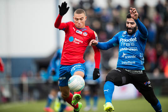Helsingborgs Jordan Larsson och Halmstads Mohammed Ali Khan