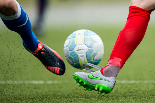 Två av de världens största fotbollsskor tillverkare sida