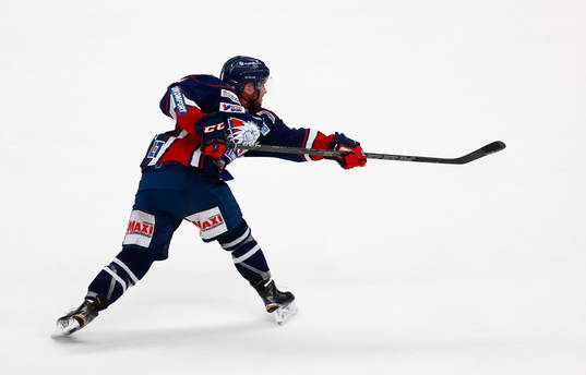 Skott av Linköpings Sebastian Karlsson som styrs i mål