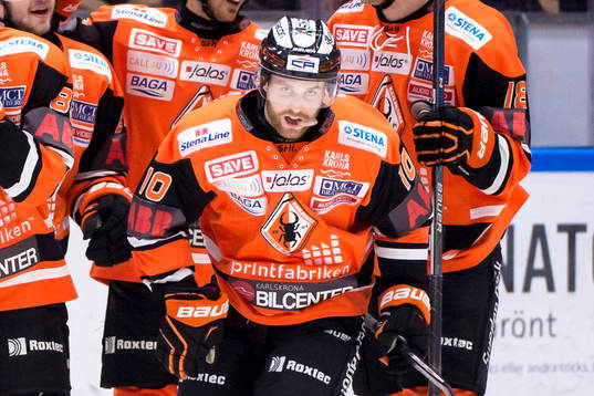 Karlskronas Mattias Guter har gjort 3-0 och jublar