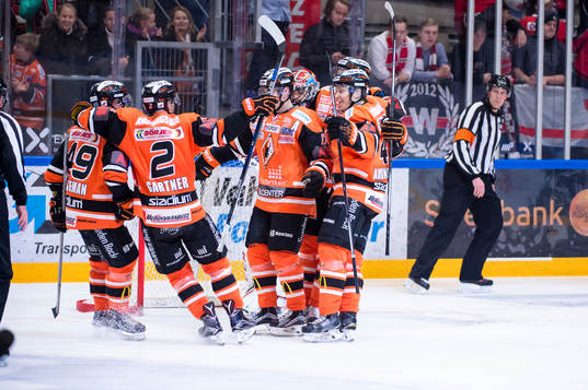 Karlskronas Alexander Bergström har gjort 6-1 och jublar