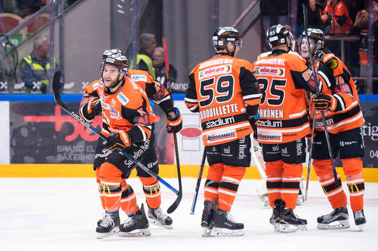 Karlskronas Kristoffer Söder har gjort 2-0 och jublar