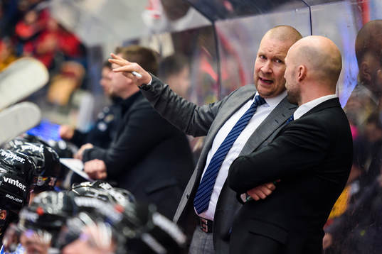 Luleås assisterande tränare Stefan Nilsson pratar med