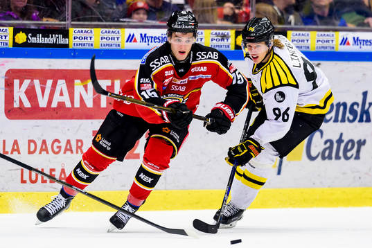 Luleås Christian Jaros jagas av Brynäs Oskar Lindblom