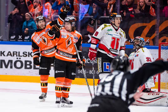 Karlskronas Filip Cruseman har gjort 8-2 och jublar och