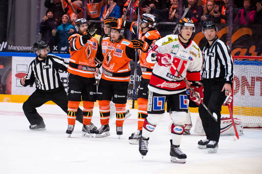 Karlskronas Filip Cruseman har gjort 8-2 och jublar och