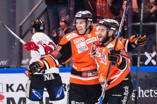 Karlskronas Kristoffer Söder har gjort 2-0 och jublar