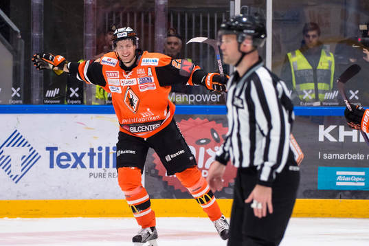 Karlskronas Alexander Bergström har gjort 6-1 och jublar
