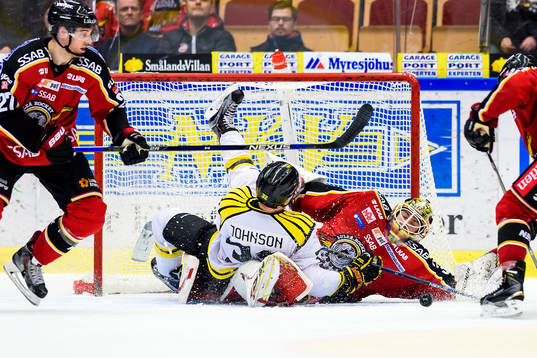 Brynäs Nick Johnson åker på Luleås målvakt Joel