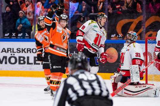 Karlskronas Filip Cruseman har gjort 8-2 och jublar och