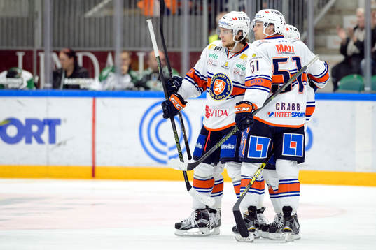 Växjös Eric Martinsson och Joey Crabb jublar