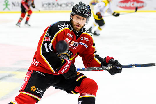 Luleås Jacob Micflikier har blicken på pucken