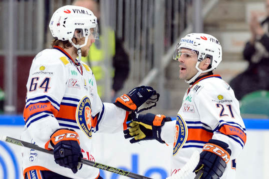 Växjös Eric Martinsson jublar med Cory Murphy
