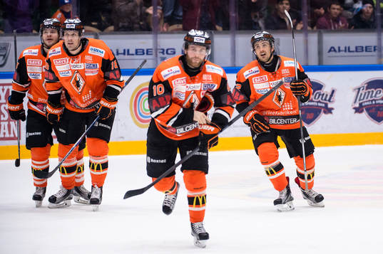Karlskronas Mattias Guter har gjort 3-0 och jublar