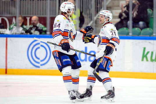Växjös Eric Martinsson jublar med Cory Murphy