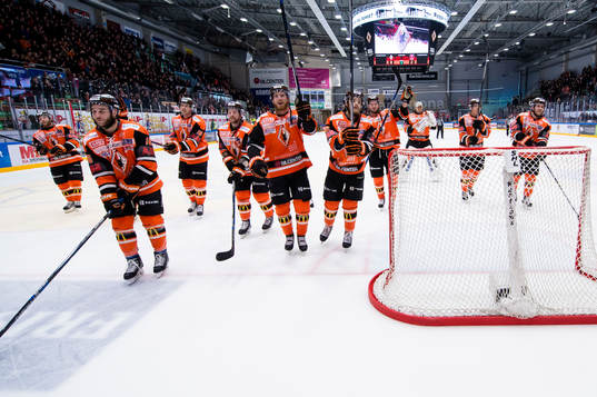 Karlskronas lag åker mot hejarklacken och jublar