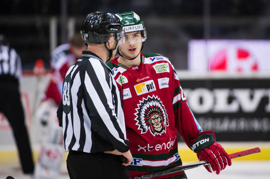 Linjedomare Tobias Haster diskuterar med Frölundas Johan