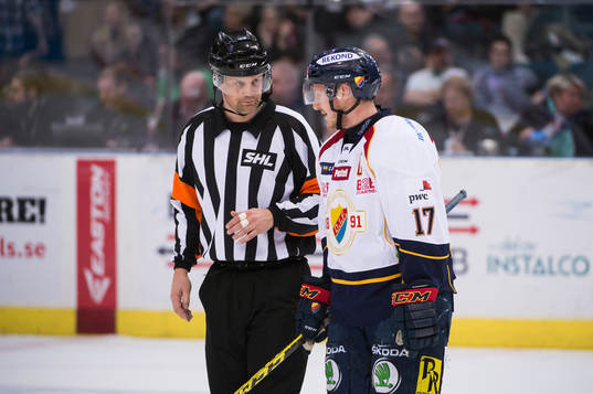 <Domare Mikael Nord diskuterar med Djurgårdens Henrik