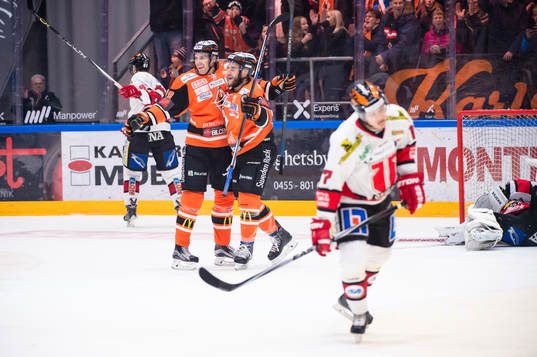 Karlskronas Kristoffer Söder har gjort 2-0 och jublar