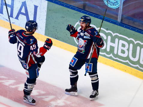 Linköpings Rhett Rakhshani och Garrett Roe jublar