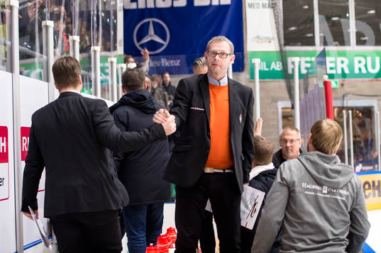 Karlskronas assisterande tränare Thorbjörn Karlsson jublar