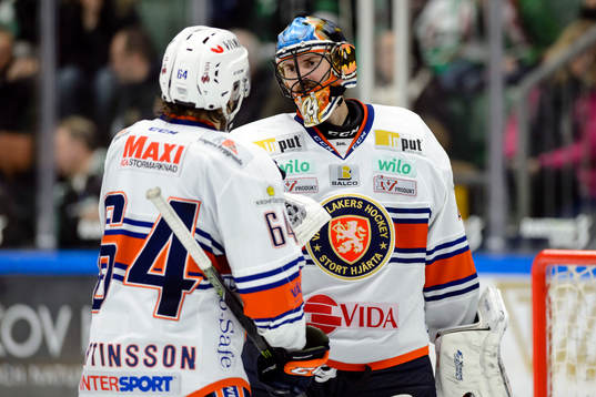 Växjös Eric Martinsson jublar med målvakt Cristopher