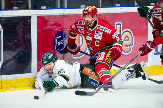 Färjestads Mikael Johansson och Modos Noah Welch