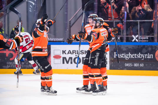 Karlskronas Kristoffer Söder har gjort 2-0 och jublar