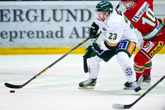 Färjestads Martin Röymark och Modos Per-Åge Skröder