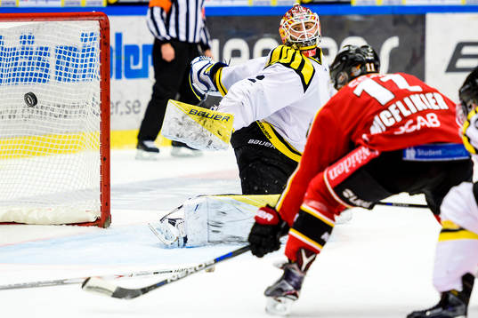 Luleås Jacob Micflikier gör 1-0 bakom Brynäs målvakt