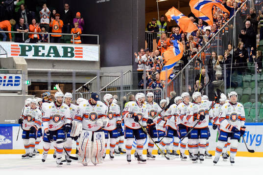 Växjös spelare jublar med sina supporters