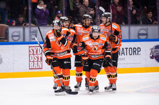 Karlskronas Mattias Guter har gjort 3-0 och jublar