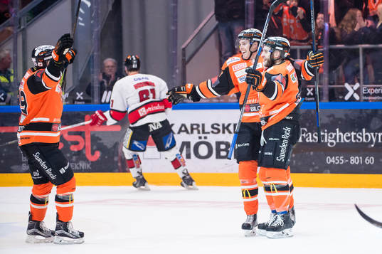 Karlskronas Kristoffer Söder har gjort 2-0 och jublar