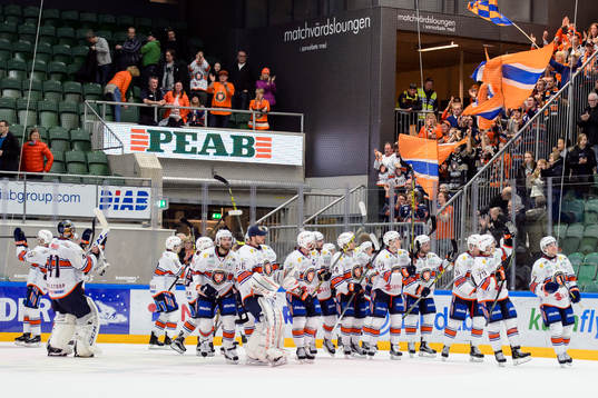 Växjös spelare jublar med sina supporters