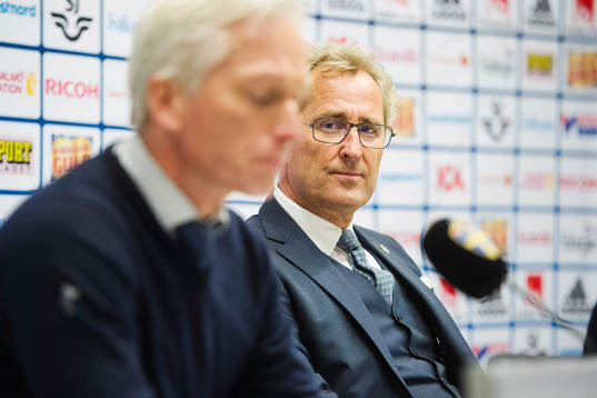 Förbundskapten Erik Hamrén lyssnar på Svenska