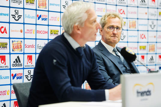 Förbundskapten Erik Hamrén lyssnar på Svenska