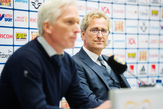 Förbundskapten Erik Hamrén lyssnar på Svenska