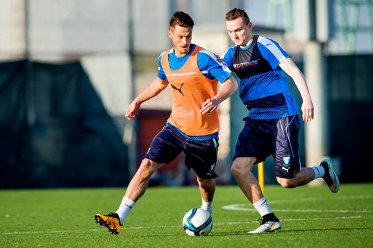 Malmö FFs Markus Rosenberg jagas av Piotr Johansson