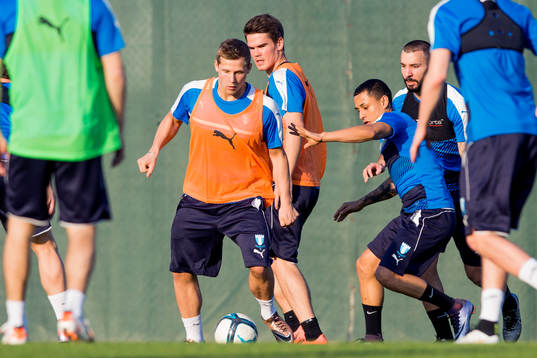 Malmö FFs Erik Andersson i kamp om bollen med Yoshimar