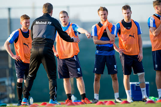 Malmö FFs tränare Allan Kuhn instruerar Anton Tinnerholm