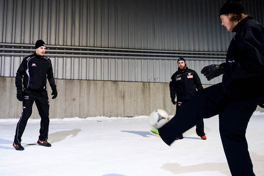 Luleås Brendan Mikkelson (v) och Jacob Lagacé (h) värmer