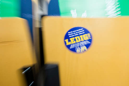 Stol med klistermärke där det står Ledig