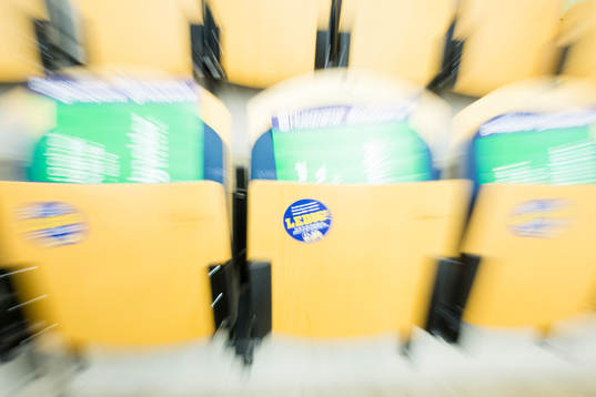 Stol med klistermärke där det står Ledig