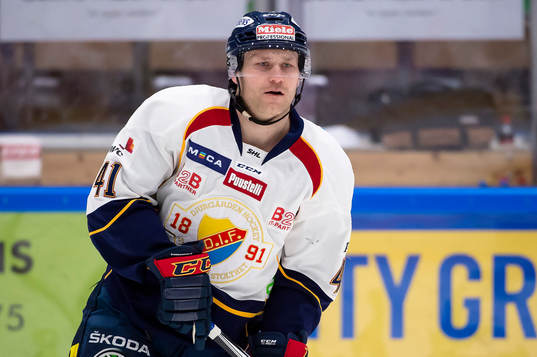 Djurgårdens Patrick Thoresen värmer upp