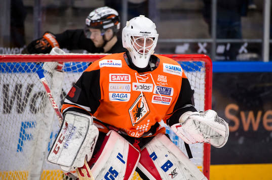 Karlskronas målvakt Viktor Andersson värmer upp