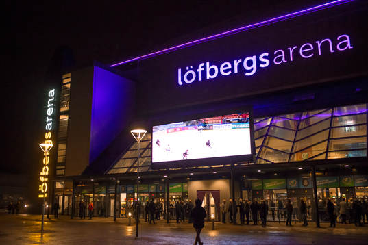 En exteriör  bild Löfbergs Arena innan ishockeymatchen i
