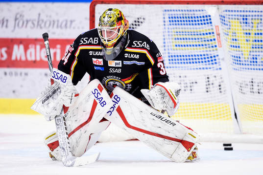 Luleås målvakt Joel Lassinantti på uppvärmning