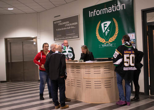 Informationsdisken i Löfbergs Arena innan ishockeymatchen