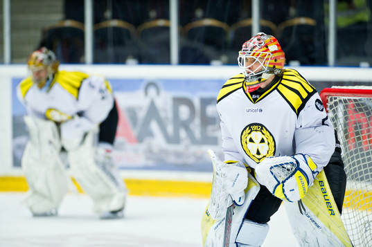 Brynäs målvakt Felix Sandström och i bakgrunden synd
