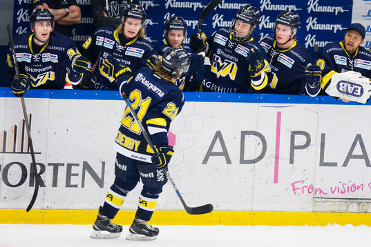 s Mattias Tedenby jublar med lagkamrater